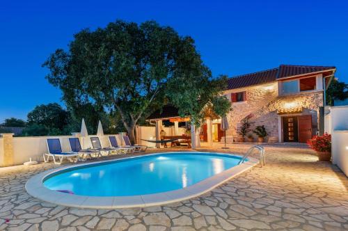 villa grandfather courtyard 2024 10 min